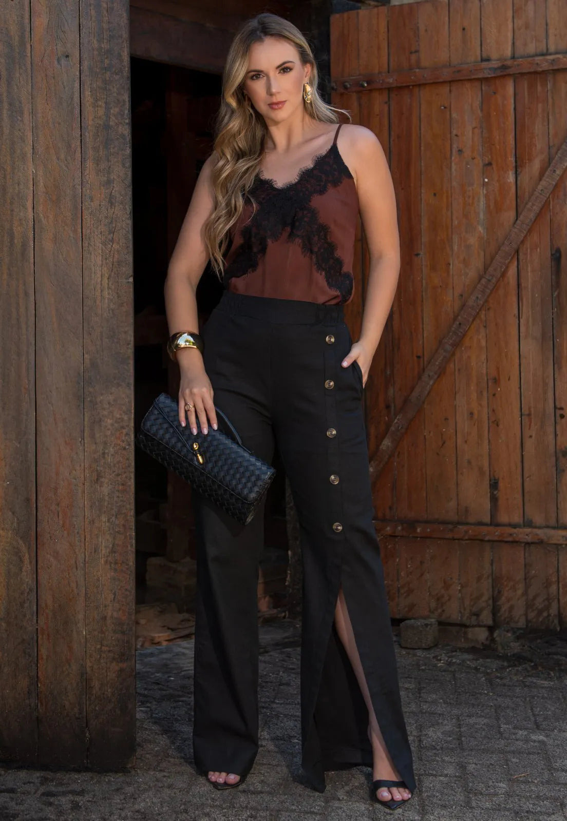 Blusa Mamorena de Alça Fina em Viscolinho com Detalhe de Renda Chantilly no Busto