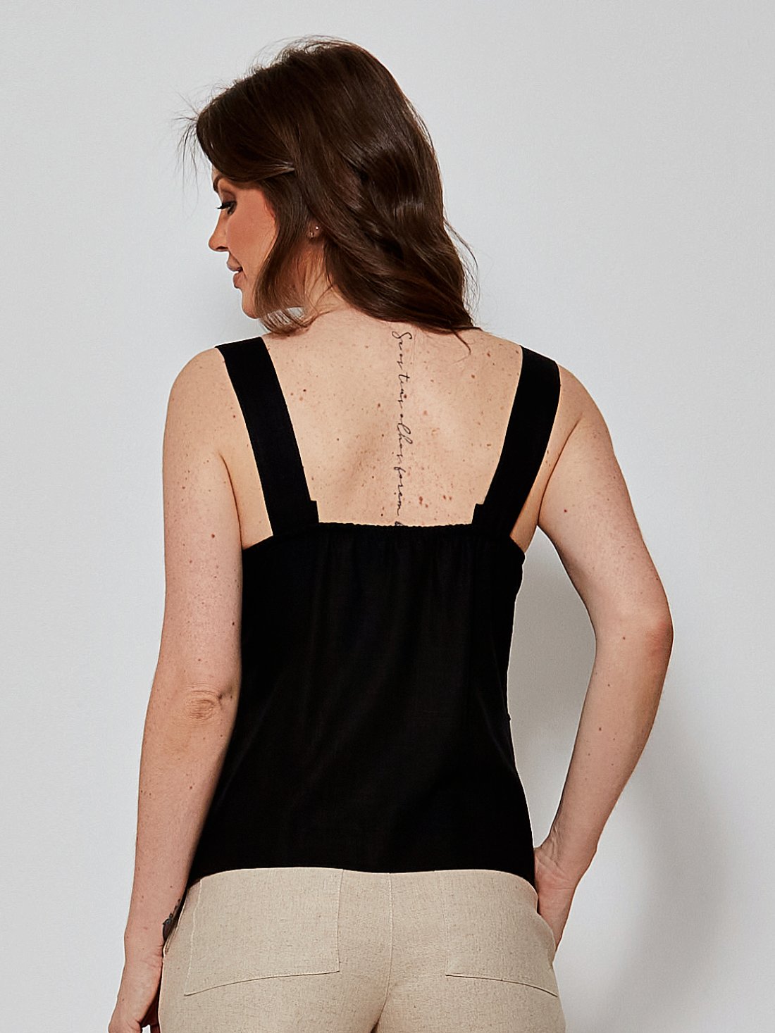 Blusa Mamorena de Alça Larga em Linho com Pregas Frontais