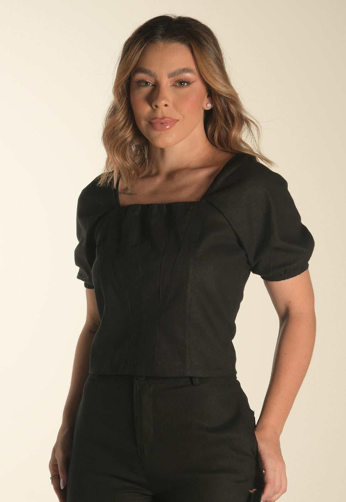 Blusa Mamorena em Linho com Elastano com Recortes no Busto