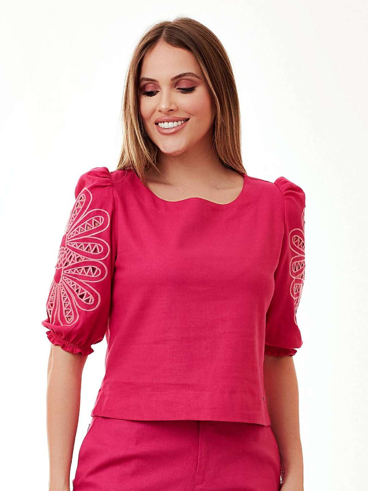 Blusa Mamorena em Linho Misto de Manga Curta com Bordado Eletronico