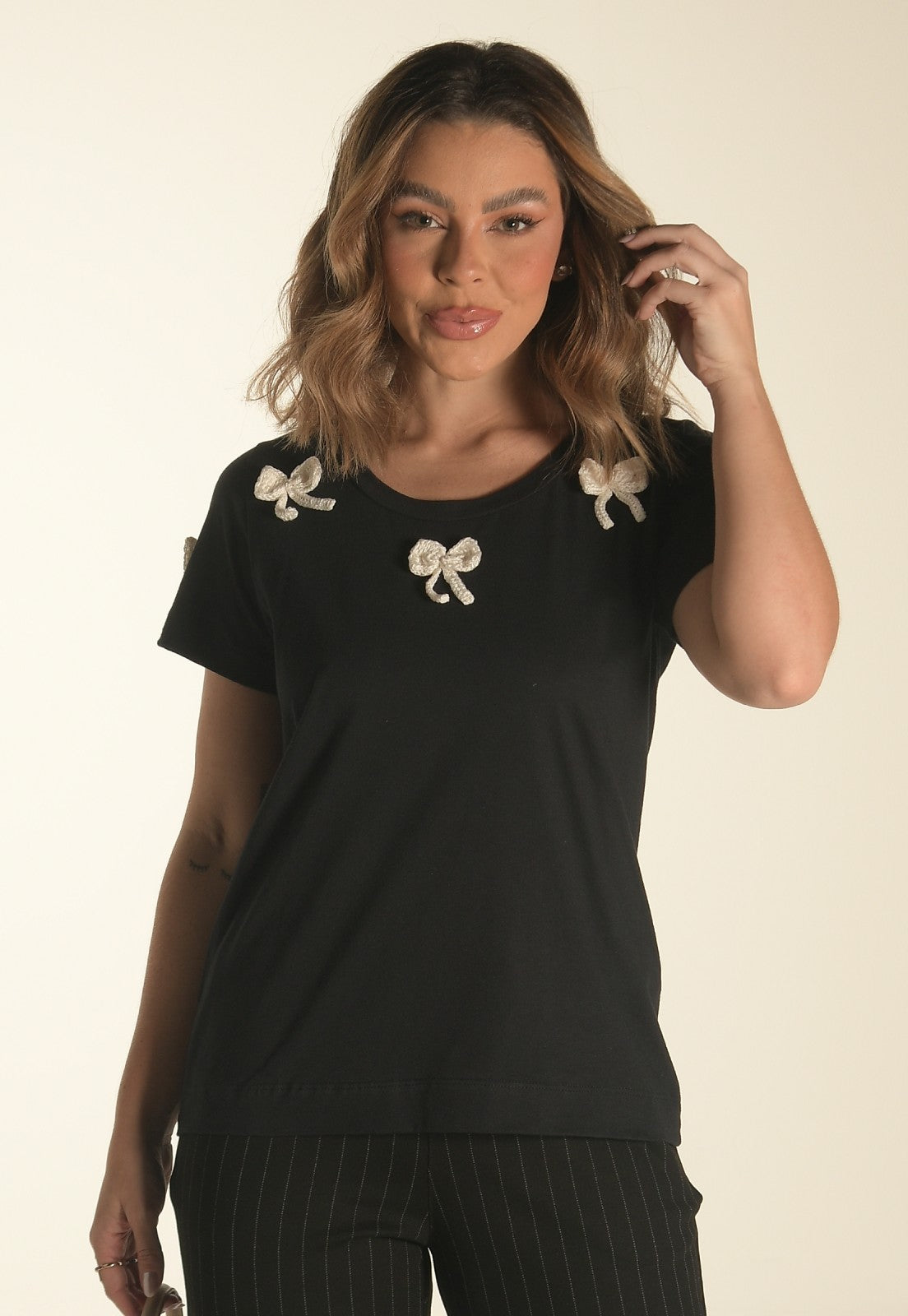 Blusa Mamorena em Malha com Bordado de Laço em Crochê