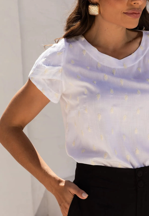 Blusa Mamorena em Viscolinho Bordado com Decote Redondo e Manga Curta Transpassada