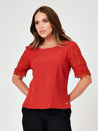 Blusa Mamorena em Viscolinho com Decote Redondo e Renda as Mangas