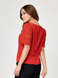 Blusa Mamorena em Viscolinho com Decote Redondo e Renda as Mangas