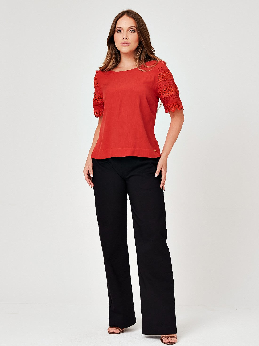 Blusa Mamorena em Viscolinho com Decote Redondo e Renda as Mangas