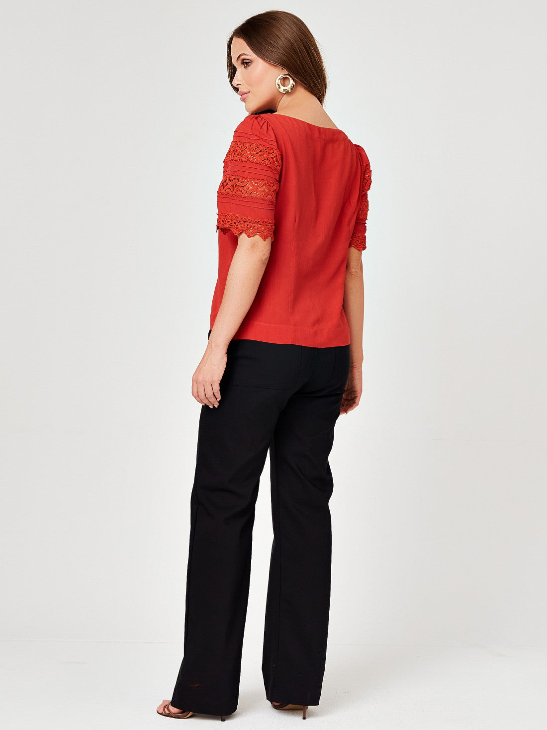 Blusa Mamorena em Viscolinho com Decote Redondo e Renda as Mangas