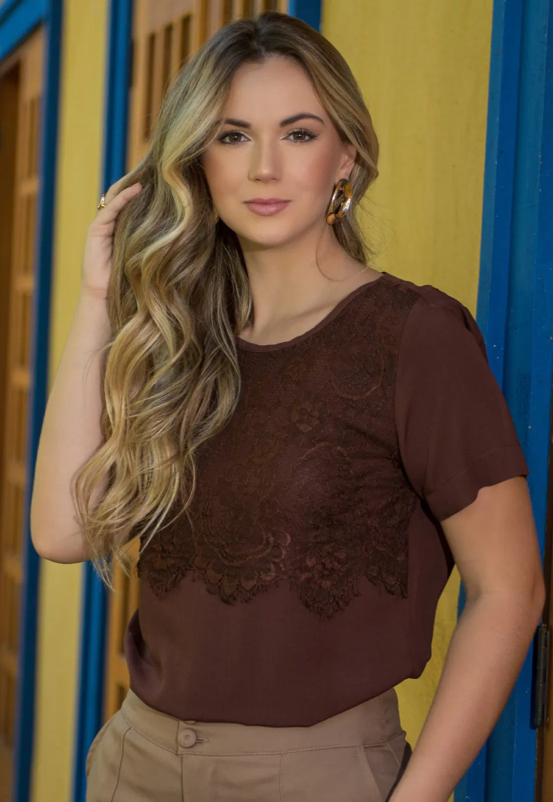 Blusa Mamorena em Viscolinho com Detalhe de Renda Chantilly no Busto