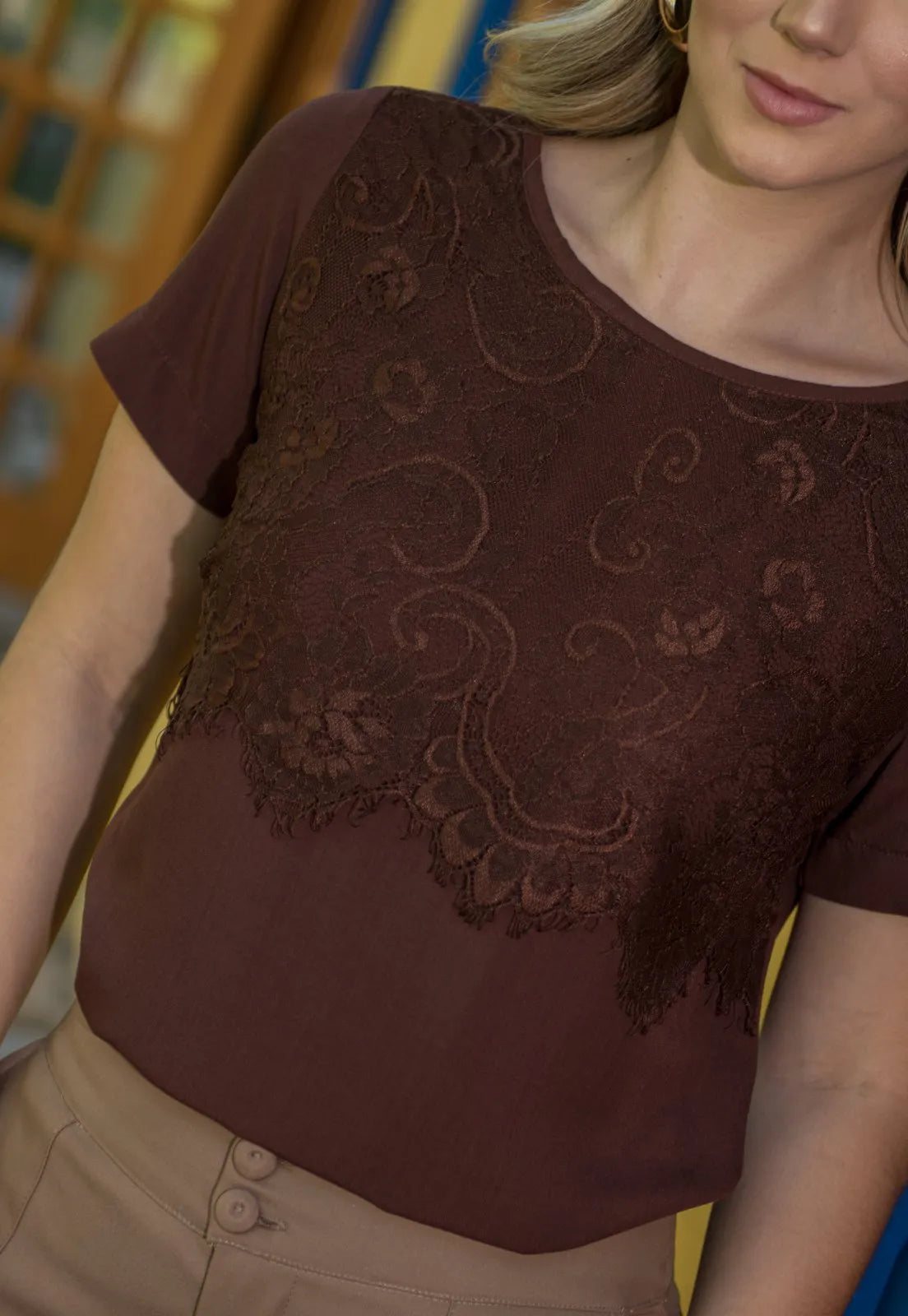 Blusa Mamorena em Viscolinho com Detalhe de Renda Chantilly no Busto