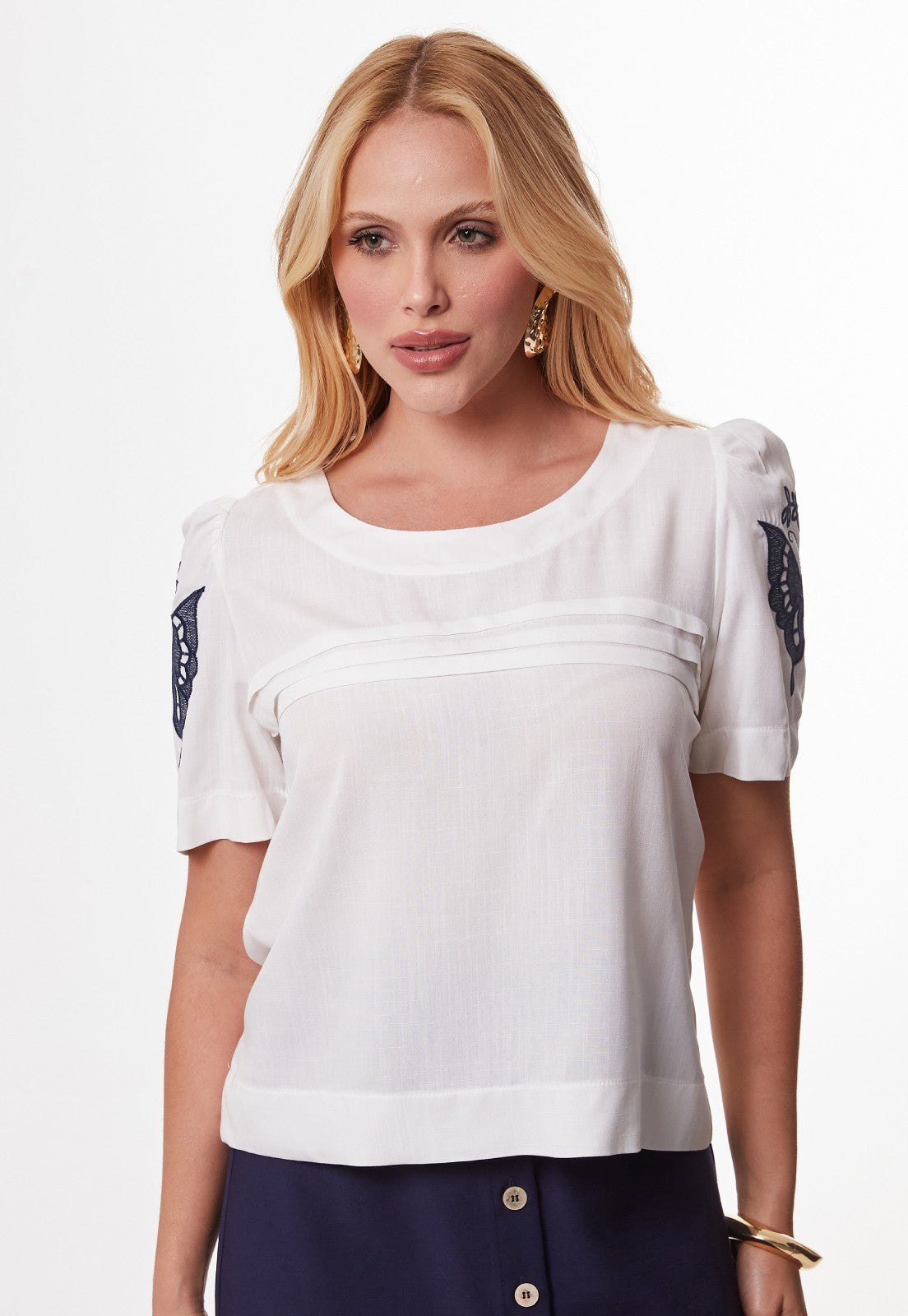 Blusa Mamorena em Viscolinho com Mangas Bordadas e Pregas no Busto