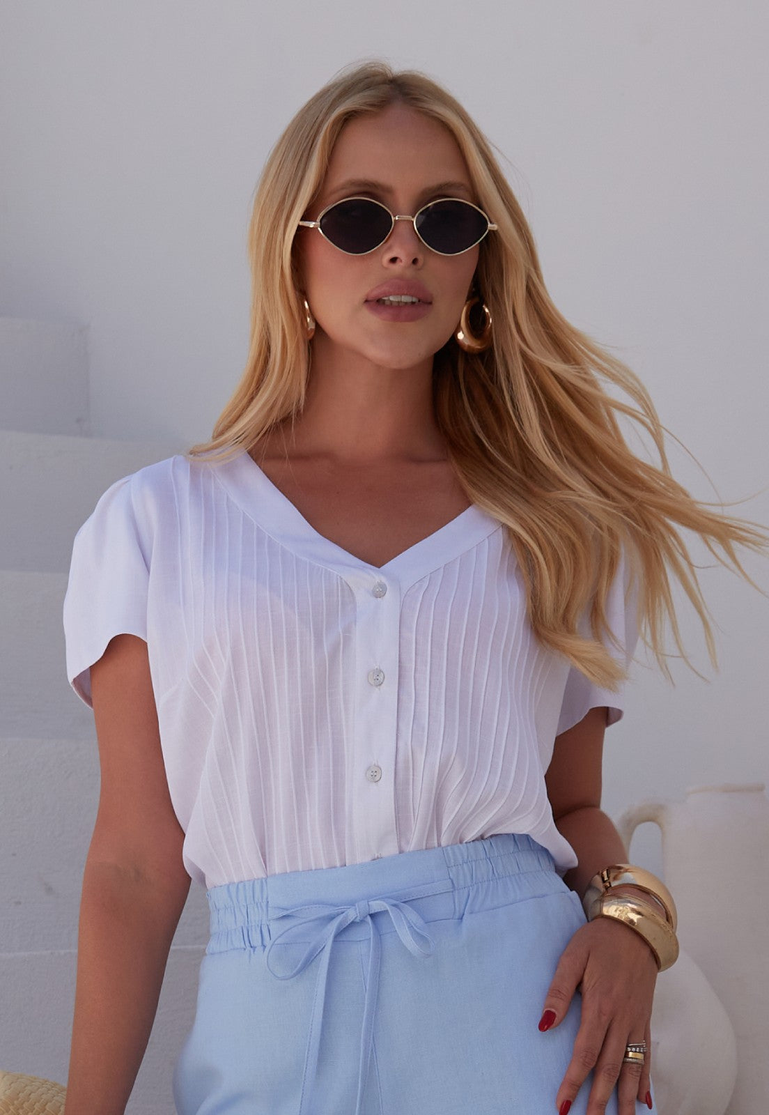 Blusa Mamorena em Viscolinho Manga Curta Decote V com Nervuras e Abetura de Botões