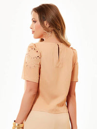 Blusa Mamorena em Viscose Sarjada com Bordado de Maquina nas Mangas