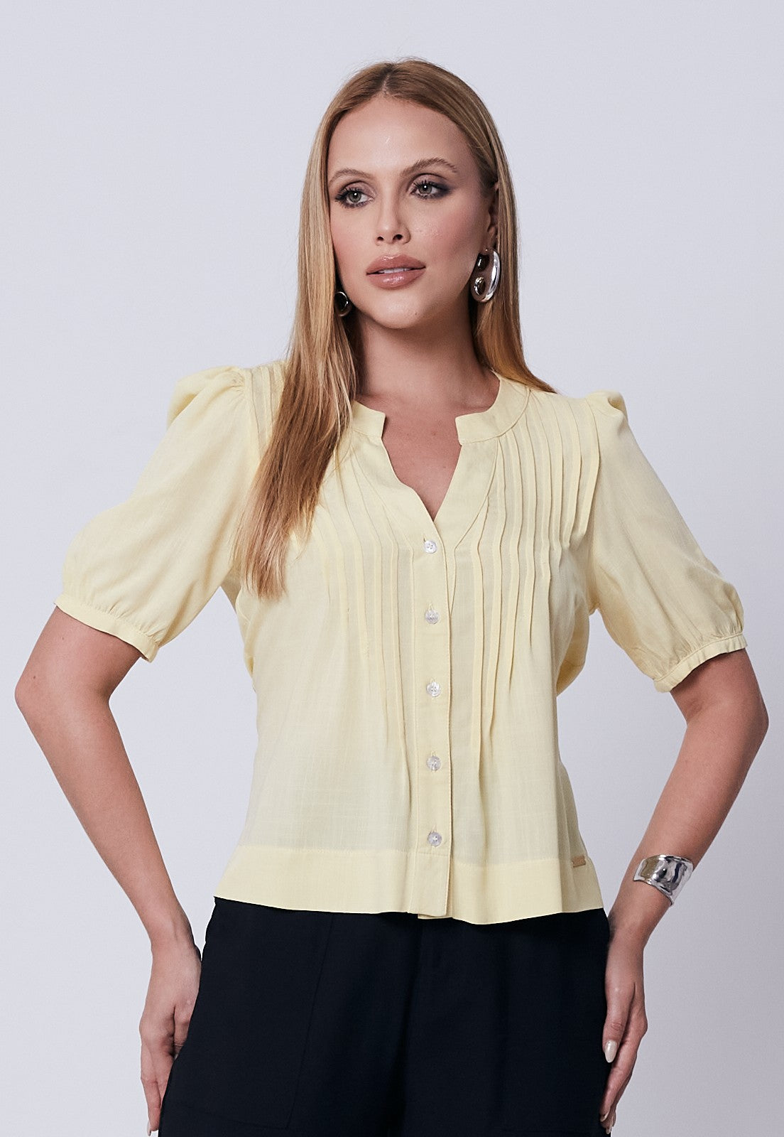 Blusa Mamorena Manga Curta Bufante em Viscolinho com Detalhes em Pregas