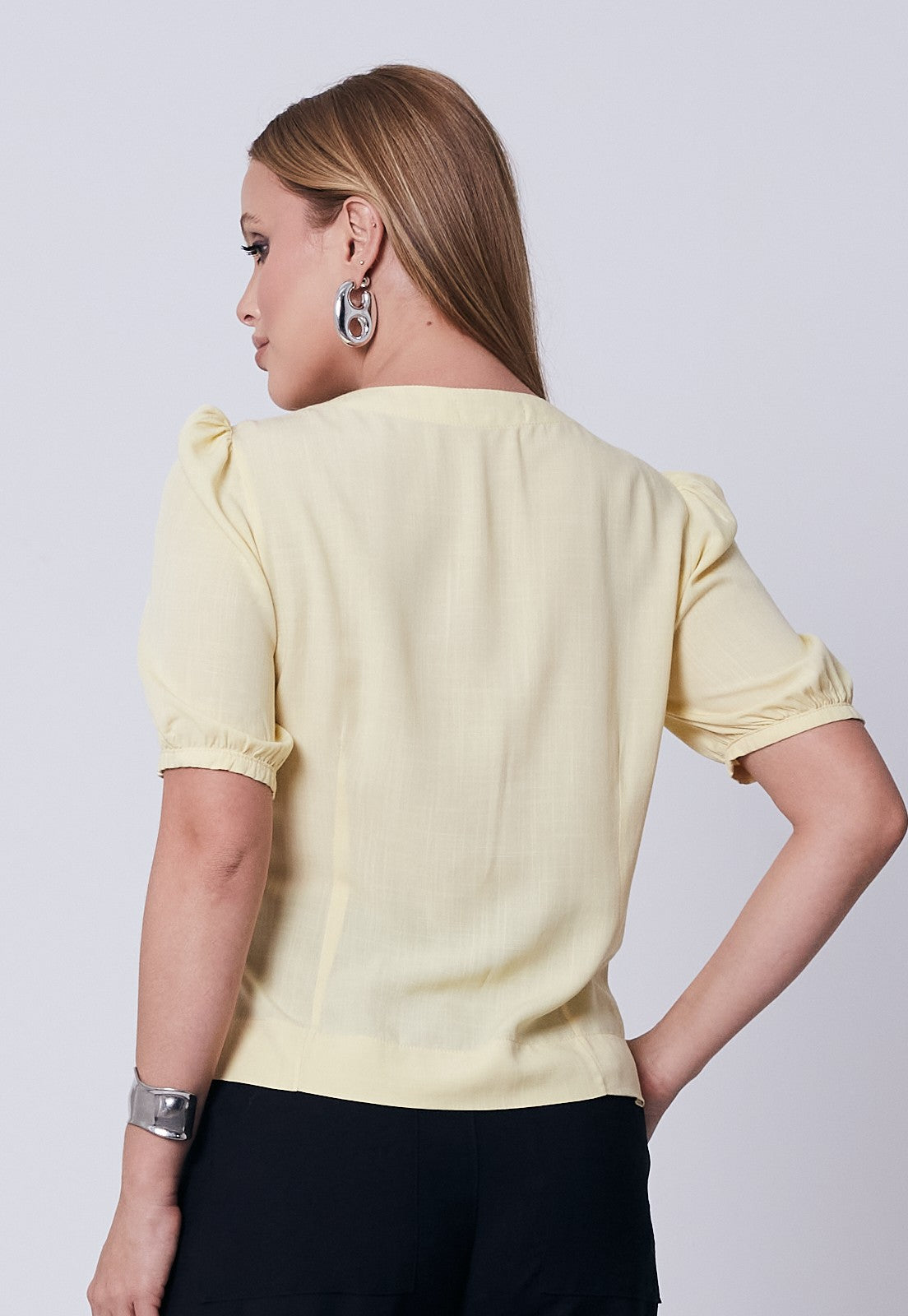 Blusa Mamorena Manga Curta Bufante em Viscolinho com Detalhes em Pregas