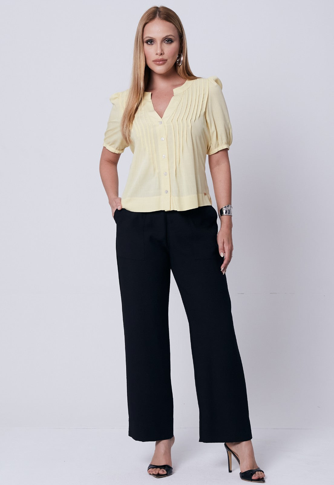 Blusa Mamorena Manga Curta Bufante em Viscolinho com Detalhes em Pregas