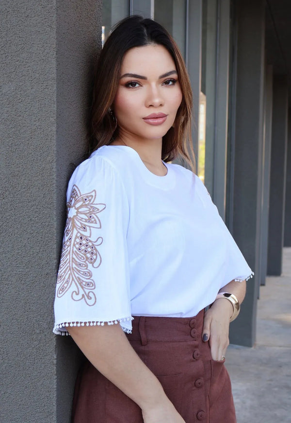Blusa Mamorena Manga Curta em Viscolinho com Bordados nas Mangas e Renda nas Barras
