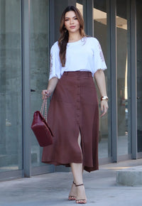 Blusa Mamorena Manga Curta em Viscolinho com Bordados nas Mangas e Renda nas Barras