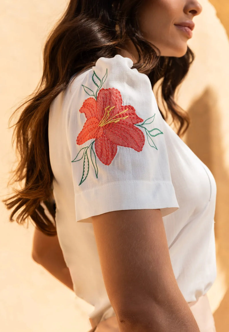 Blusa Mamorena Manga Curta em Viscolinho com Decote Redondo e Mangas Bordadas
