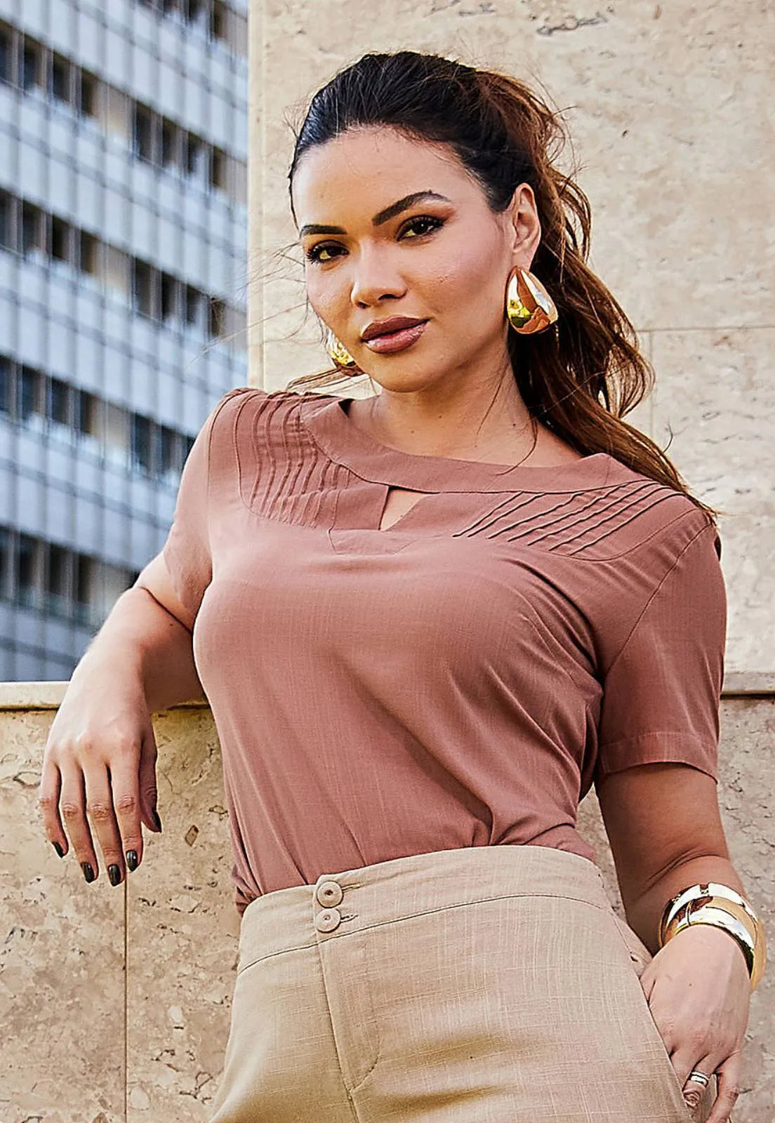 Blusa Mamorena Manga Curta em Viscolinho com Nervuras no Decote