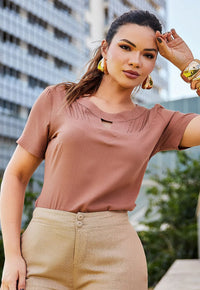 Blusa Mamorena Manga Curta em Viscolinho com Nervuras no Decote