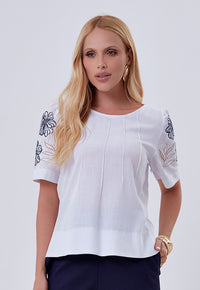 Blusa Mamorena Manga Curta em Viscolinho com Nervuras e Bordado