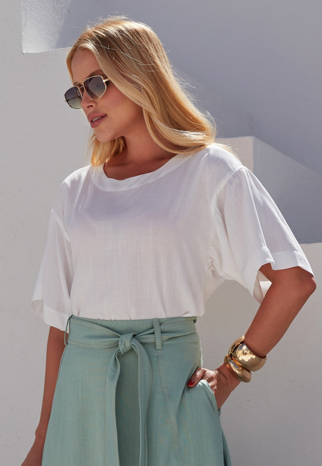 Blusa Mamorena Manga Curta em Viscolinho com Renda Vazada nas Costas