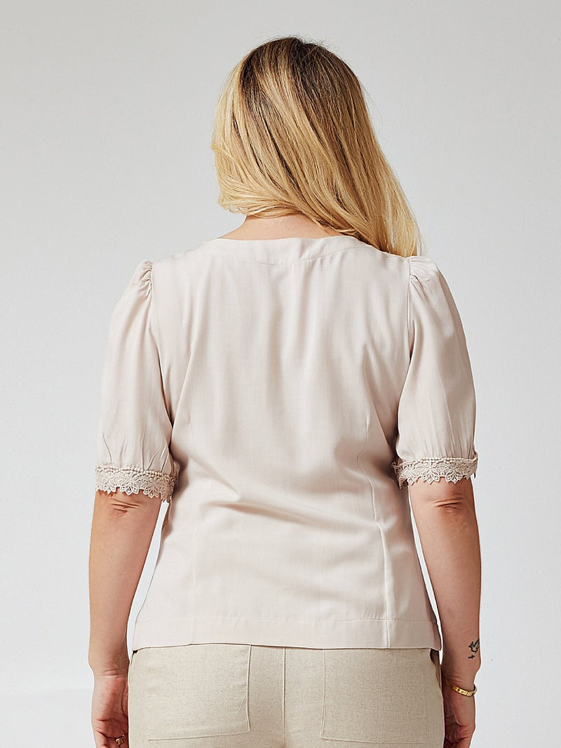 Blusa Mamorena Manga Curta em Viscolinho com Renda no Decote e na Manga