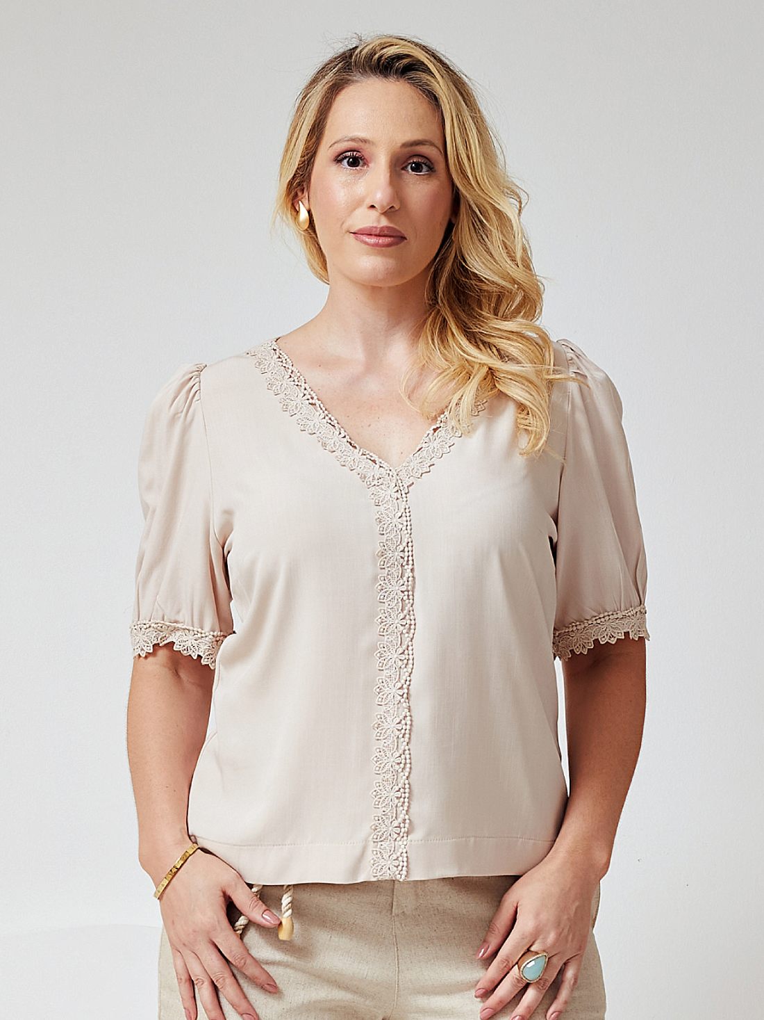 Blusa Mamorena Manga Curta em Viscolinho com Renda no Decote e na Manga