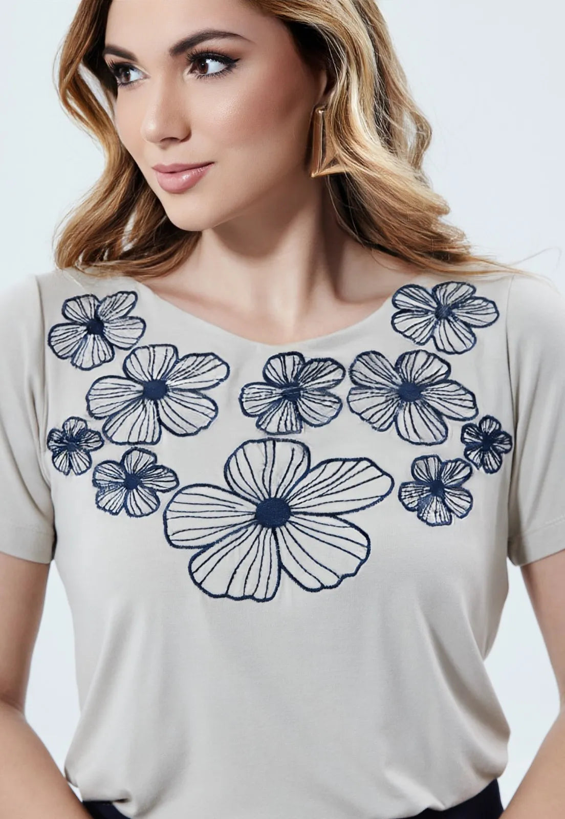 Blusa Mamorena Manga Curta em Viscolycra com Bordado Eletrônico de Flores
