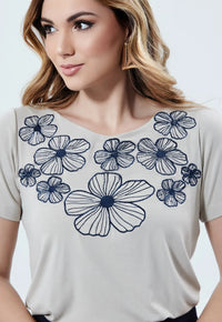 Blusa Mamorena Manga Curta em Viscolycra com Bordado Eletrônico de Flores