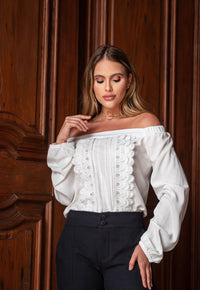 Blusa Mamorena Ombro a Ombro em Viscolinho com Entremeios e Pregas