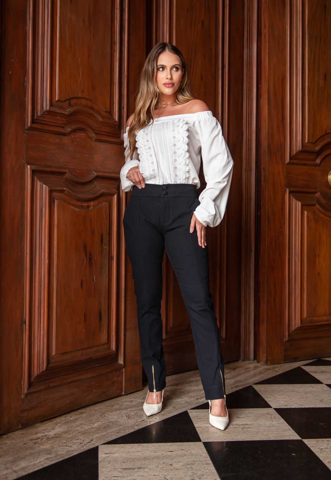 Blusa Mamorena Ombro a Ombro em Viscolinho com Entremeios e Pregas