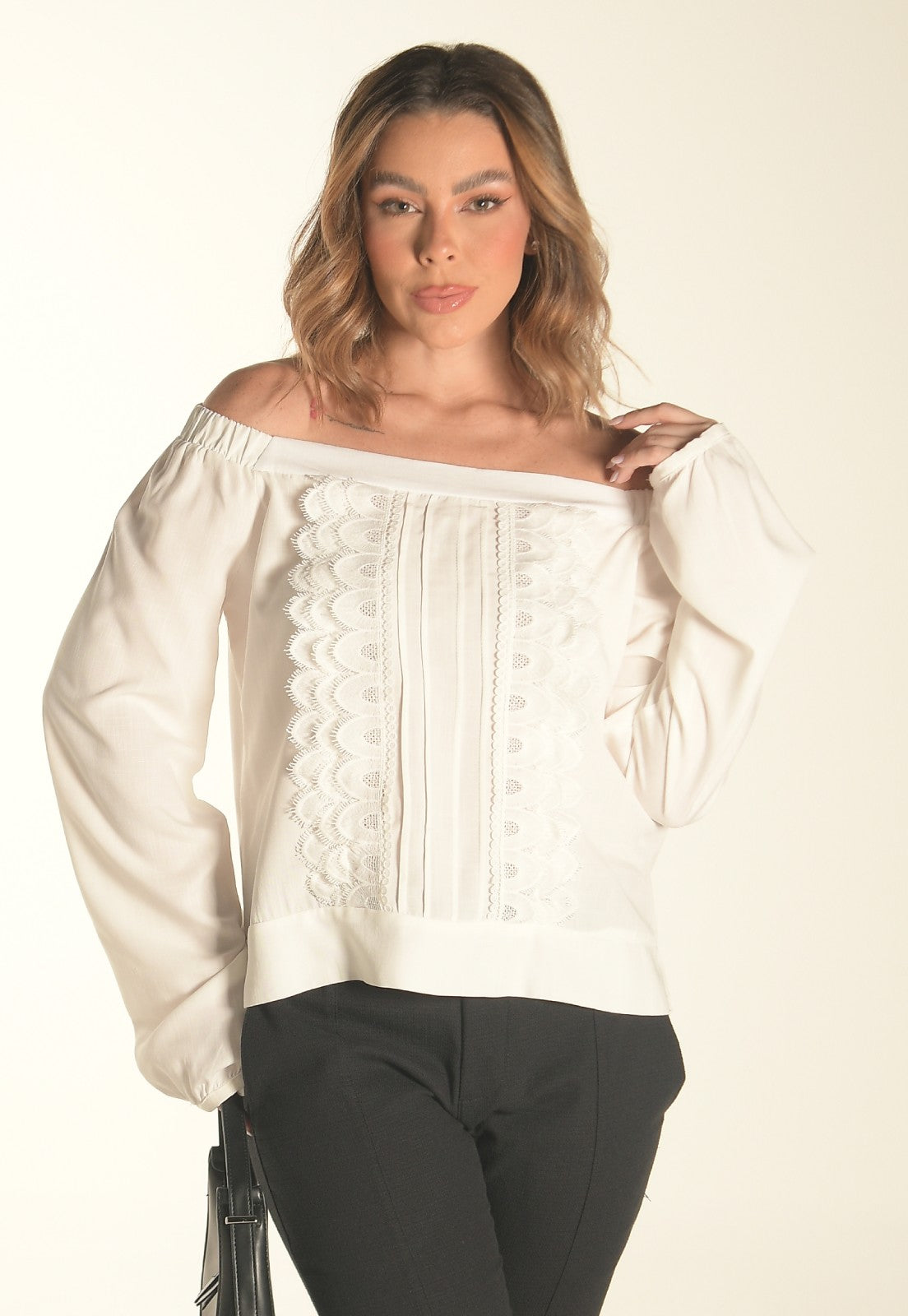 Blusa Mamorena Ombro a Ombro em Viscolinho com Entremeios e Pregas