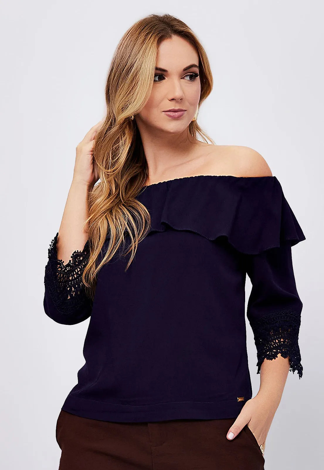 Blusa Mamorena Ombro a Ombro em Viscolinho com Renda nas Mangas