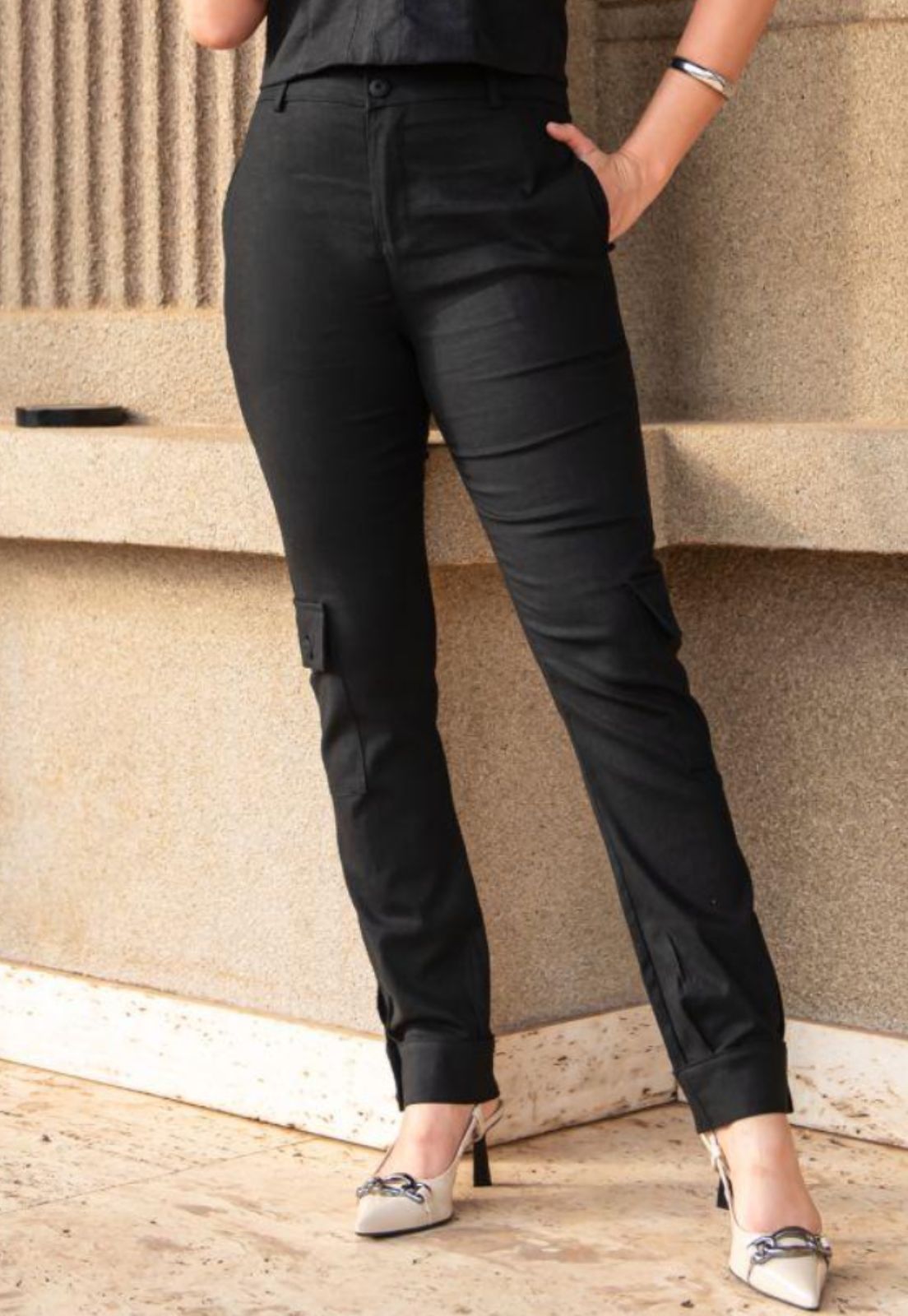 Calça Mamorena Reta em Linho com Elastano com Detalhe de Botões Encapandos