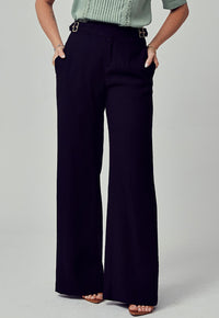 Calça Mamorena Reta Longa em Alfaiataria com Fivelas no Cós e Elástico nas Costas