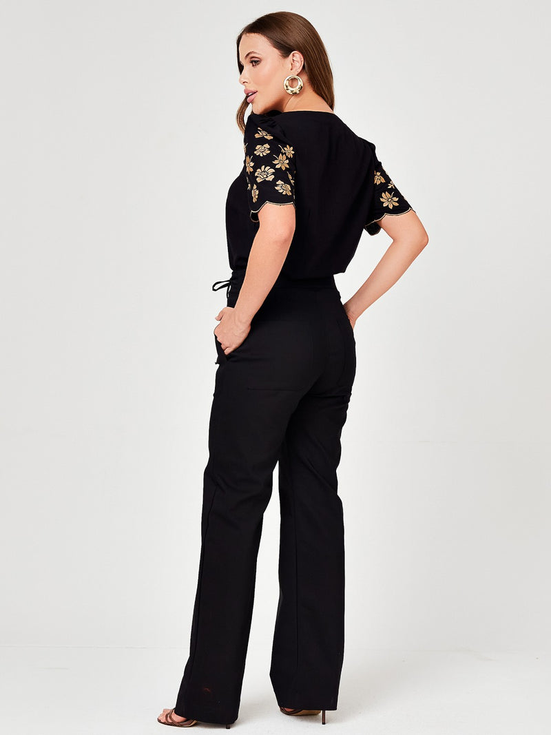 Calça Mamorena Base Reta em Alfaiataria com Cinto no Mesmo Tecido