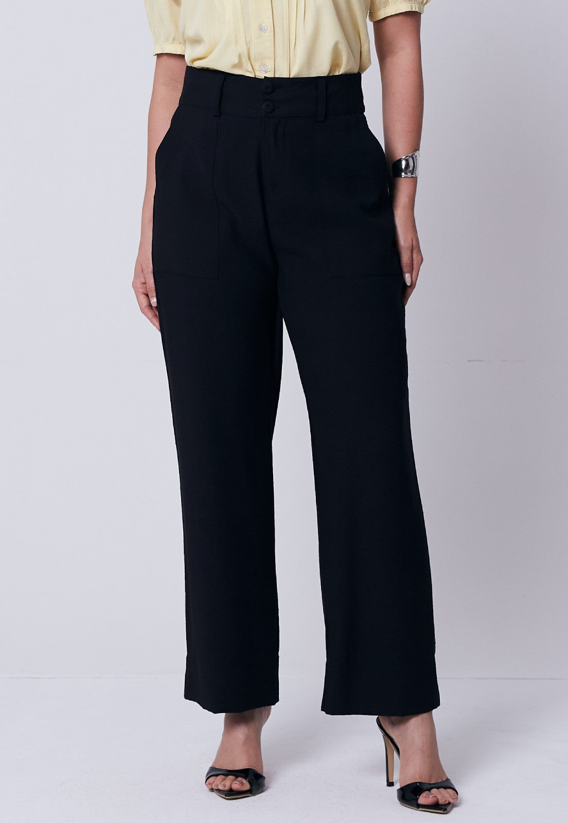 Calça Mamorena Longuete Reta em Liocel com Bolsos e Botão Encapado