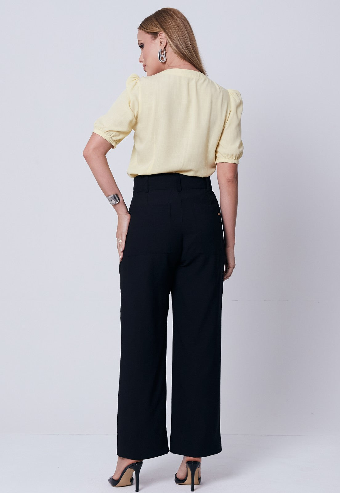 Calça Mamorena Longuete Reta em Liocel com Bolsos e Botão Encapado