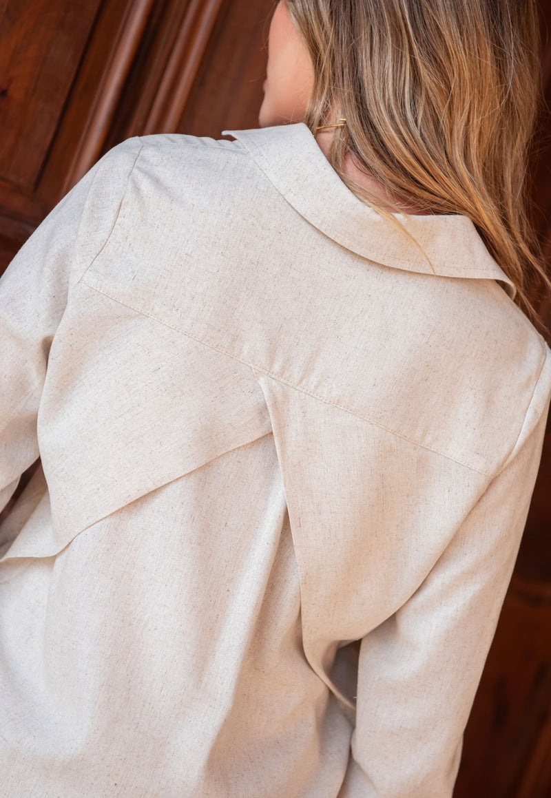 Camisa Mamorena em Linho com Elastano de Manga Longa com Prega nas Costas