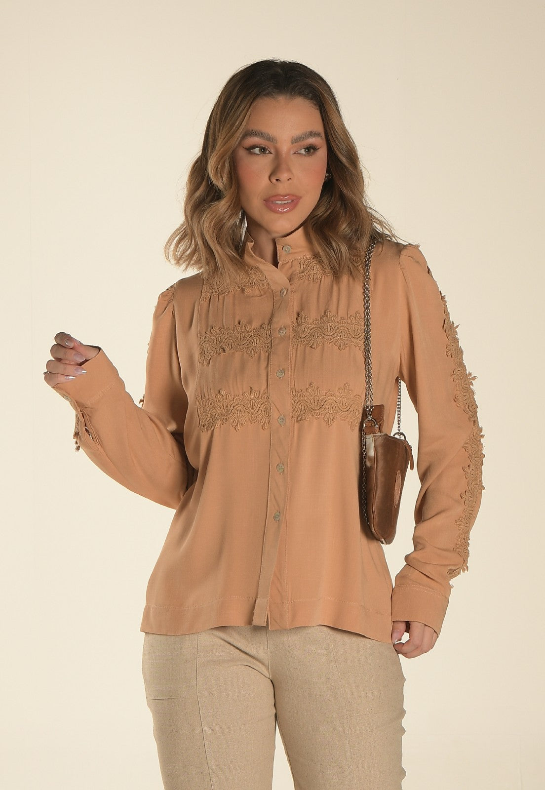 Camisa Mamorena em Viscolinho com Entremeios