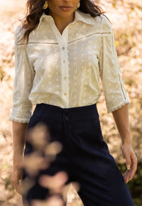 Camisa Mamorena Manga 7/8 em Laise com Detalhes de Entremeios
