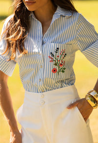 Camisa Mamorena Manga Curta em Tricoline Listrada com Bordado Manual no Bolso