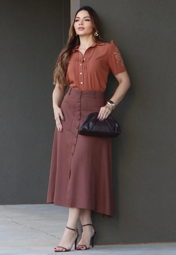 Camisa Mamorena Manga Curta em Viscolinho com Bordados nas Mangas e Pregas na Frente