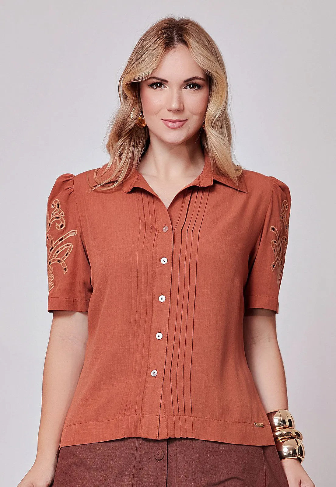 Camisa Mamorena Manga Curta em Viscolinho com Bordados nas Mangas e Pregas na Frente