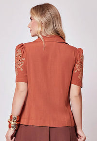 Camisa Mamorena Manga Curta em Viscolinho com Bordados nas Mangas e Pregas na Frente