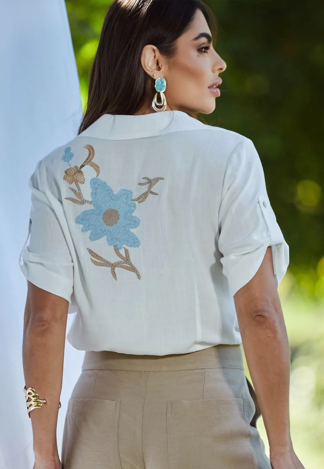 Camisa Mamorena Manga Curta em Viscolinho com Bordado Eletrônico Floral na Lateral e Costas