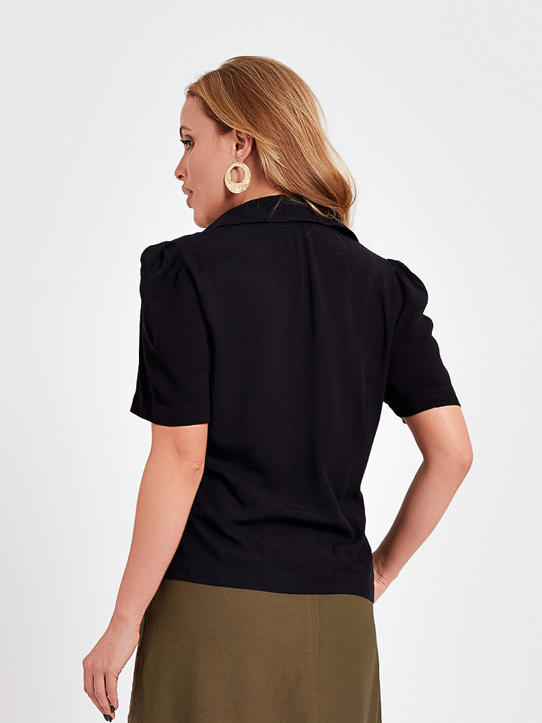 Camisa Mamorena Manga Curta em Viscolinho com Entremeio e Pregas