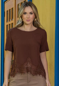 Blusa Mamorena Manga Curta em Viscolinho com Detalhe de Renda Chantilly na Barra