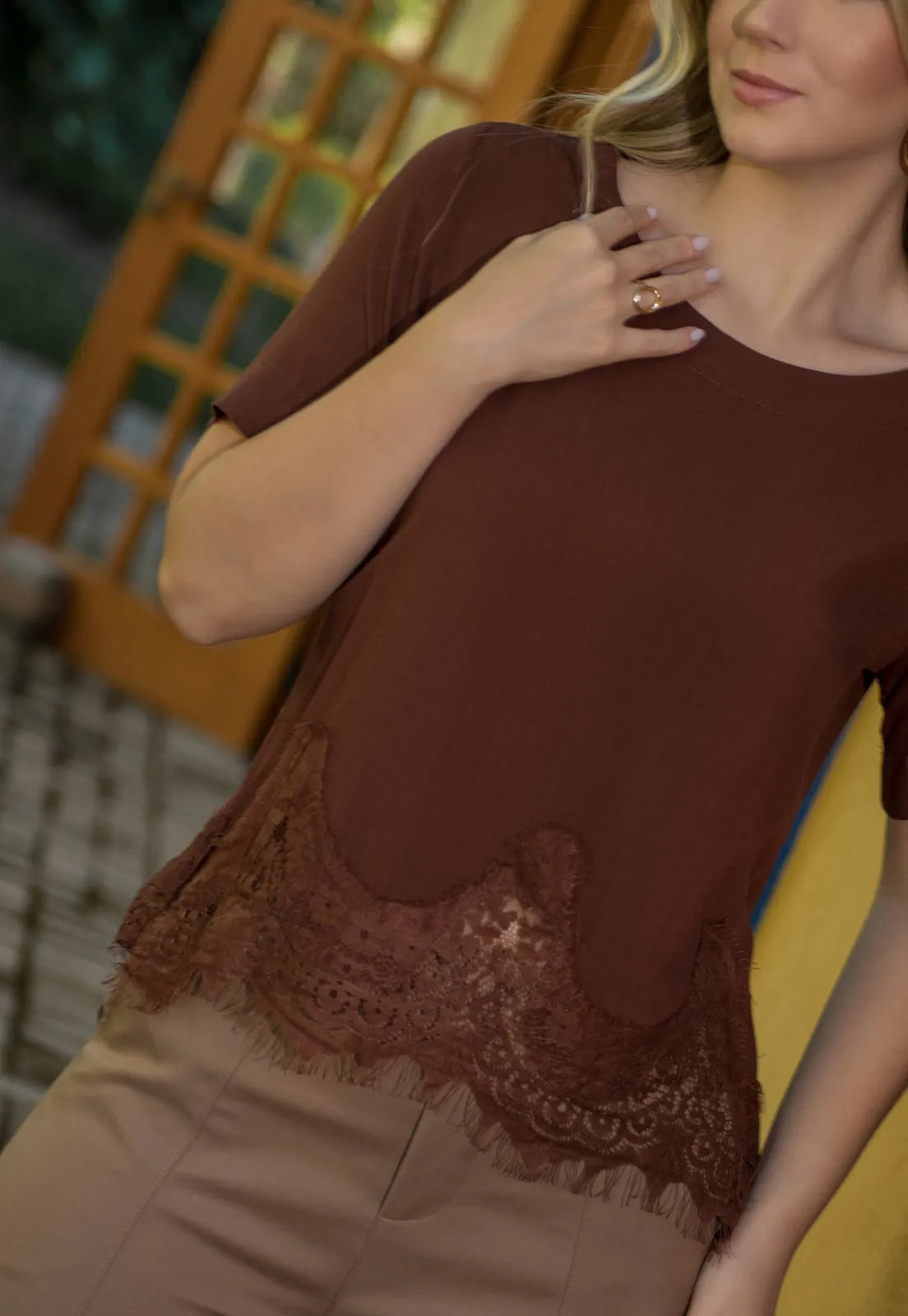 Blusa Mamorena Manga Curta em Viscolinho com Detalhe de Renda Chantilly na Barra