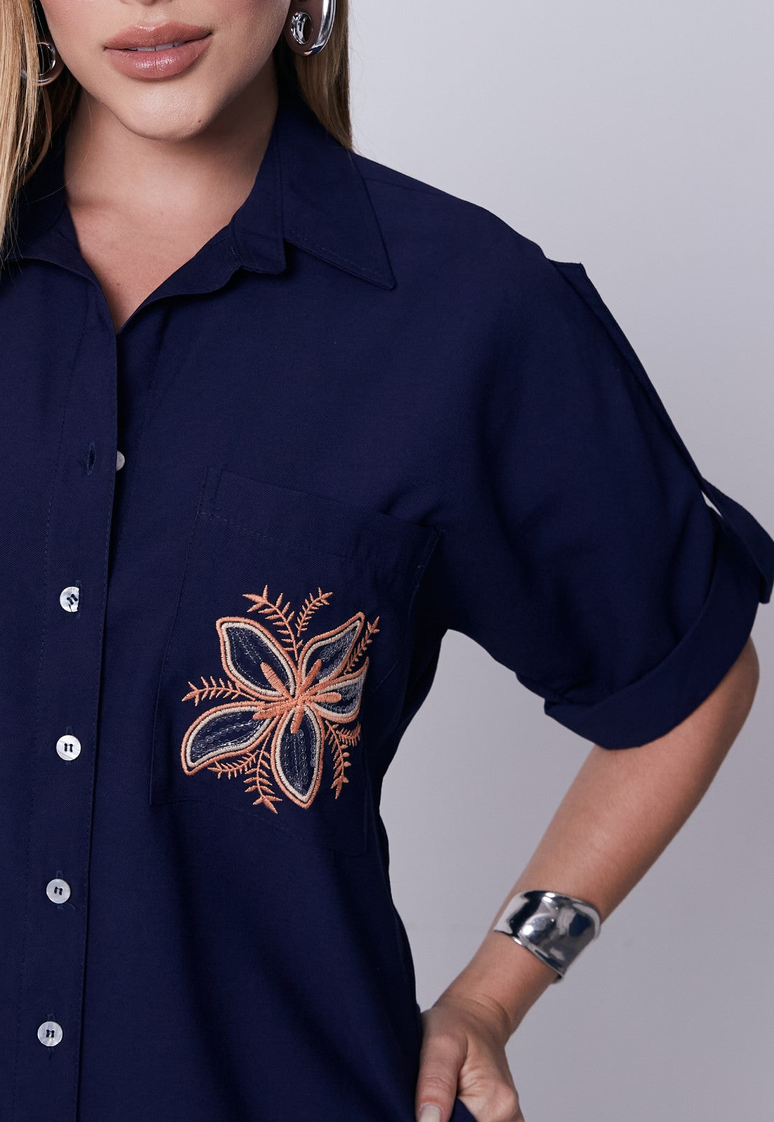 Chemise Mamorena Longuete em Liocel de Manga Curta com Martingale e Bolso Bordado